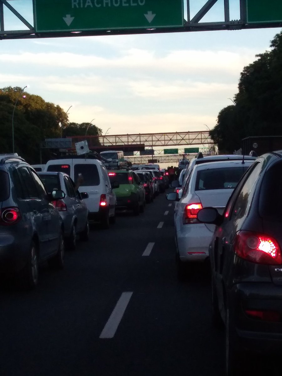 ilboti's tweet photo. @AlertasTransito helicóptero General paz altura tecnópolis mano riachuelo https://t.co/XHsVqYD40N