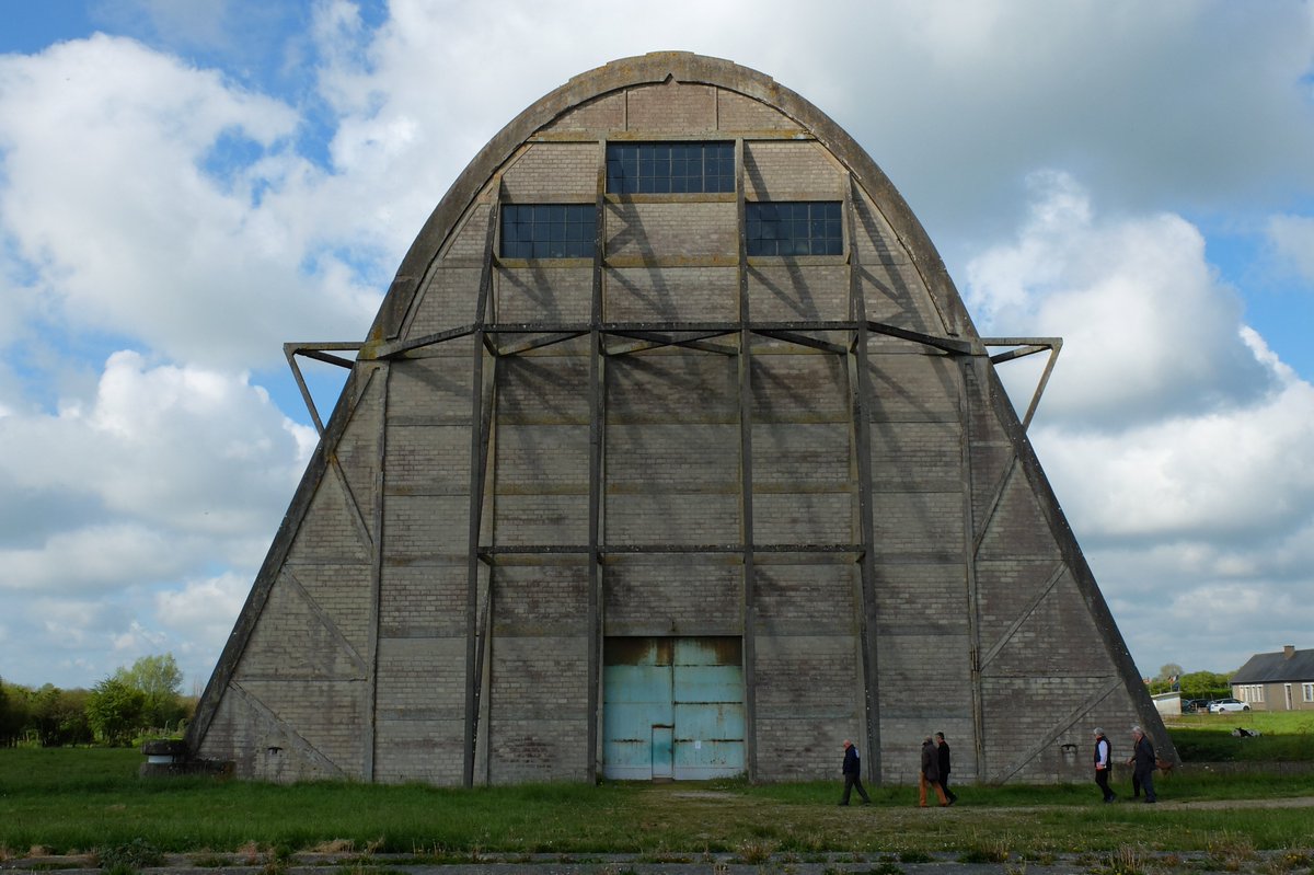 _GuilhemL's tweet photo. #ecausseville : Visite du hangar à dirigeables par l'@AAHDE_50 (P. Bellin, P.Pâris) en compagnie de Christian Tridon (#STRRES), Patrick Guiraud (@Cim_Beton ) et Jean-Max Gabet (#cobaty). Le hangar en béton armé, propriété de @leCotentin, classé MH, va bientôt fêter ses 100 ans. https://t.co/GYAvHfcnhE