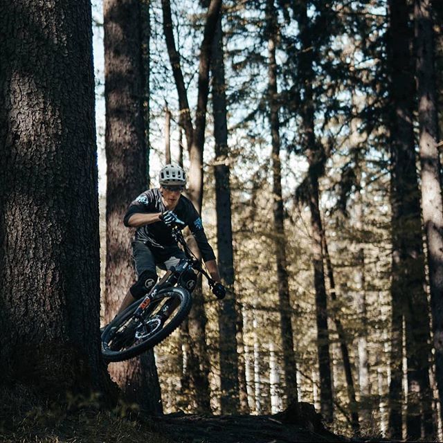 DFY_IO's tweet photo. Unser @johanneshabel auf seinem neuen Geschoss! Lässig ✌🏼 Guten Flug ins Wochenende 🚵🏼‍♂️💨 #rideandfly #ride_dfy #defygravitymtb #jersey #oekotex100 #fairwear #mtbclothing #bikewear #mtb #enduro #downhill #bikelife #flow #moutains #enjoylife #summer #goo… https://t.co/Yp33mfBFGl https://t.co/NVKXri11Qr