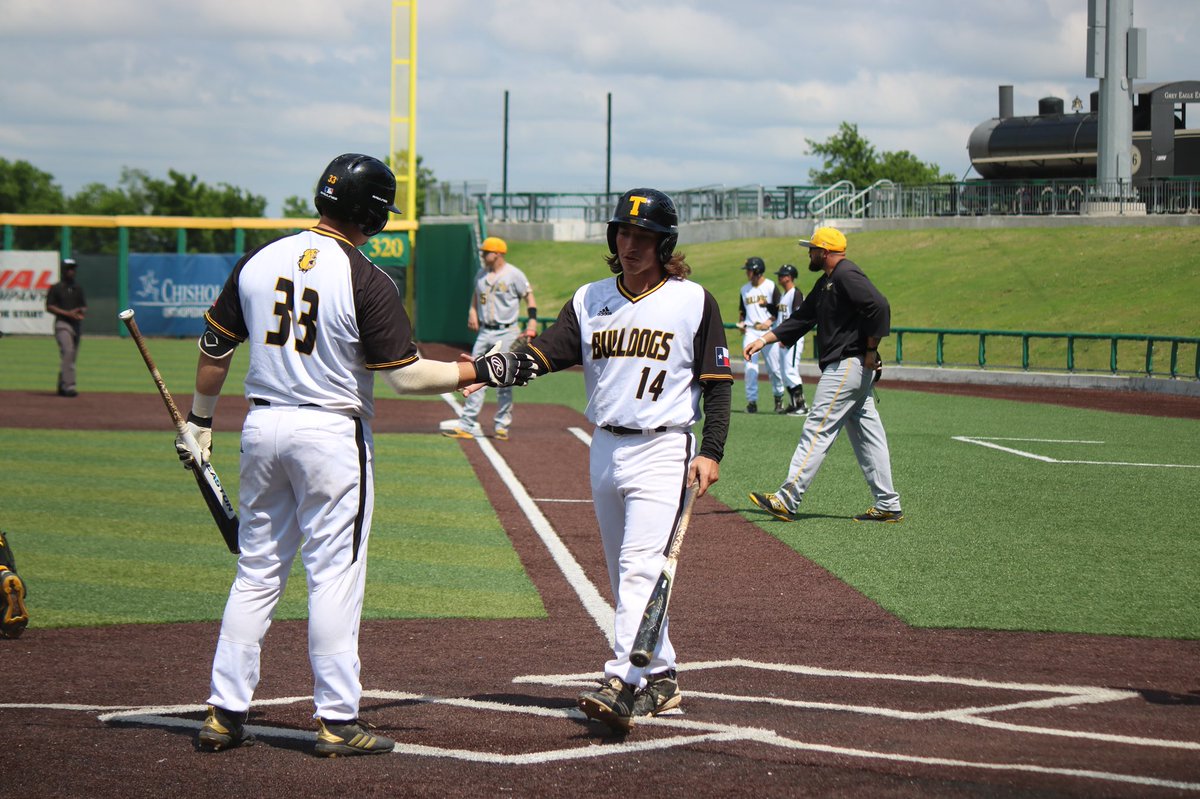 SCAC_Sports's tweet photo. .@tluathletics scratches three big runs in the bottom of the 8th to take a 4-2 lead heading to the 9th over @SUPirates #SCACbb #SCACChamps #d3b https://t.co/6PUwX2OeWX