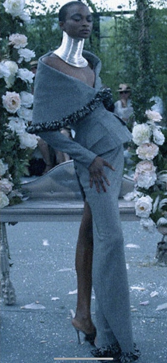 art_deco711's tweet photo. #dania rare appearance @Dior, fall couture 1997. 
Simply stunning!🧥 👠💍👜👘🧶✨
#highcouture #christiandior #fall #necklace #1997 https://t.co/jyg5sLd3mf