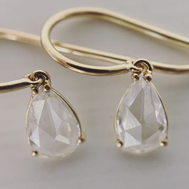 Love these sweet diamond drops that are heading to by_couture in a few short weeks💫
.
.
.
#turasugden #coutureready #designatelier #rosecutdiamond #peardiamond #delicateearrings #rosecutstones #ethicalgems #recycledgold #ethicaljewelry #green #sfgreenbusiness https://www.instagr