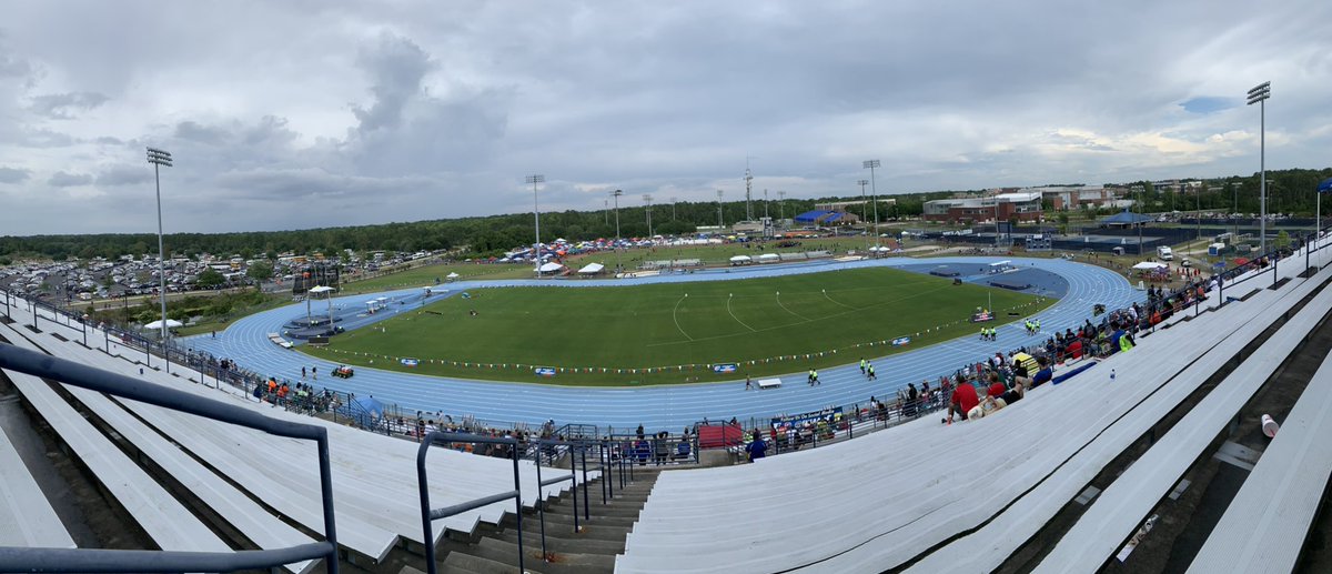 @MaterAthletics <a href="/FernandezAndreC/">Andre Fernandez</a> <a href="/MaterHS/">Mater Academy HS</a> <a href="/MaterSGA/">Mater SGA</a> <a href="/LionHype/">Lion Hype</a> we’re about 30 minutes away from the start of the 3200m finals featuring Valerie Lastra. We’ll bring it to you hopefully LIVE. #MaterGreenHot
