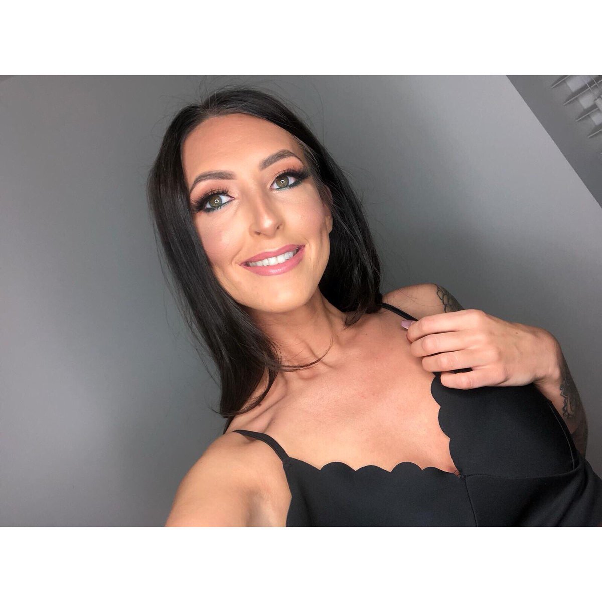 karlahwilliamsx's tweet photo. When your best mate is an MUA #goals 
🐍 https://t.co/Lw5xQ6xmvw