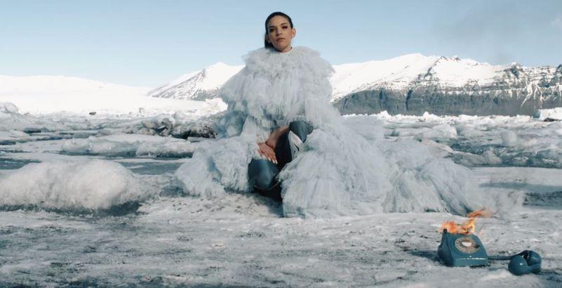 mouv's tweet photo. .@aly_bass1  : séduisante et désespérée pour le clip glacial "Appel manqué" https://t.co/UI2MeTM4gO https://t.co/uqzBeeE51f