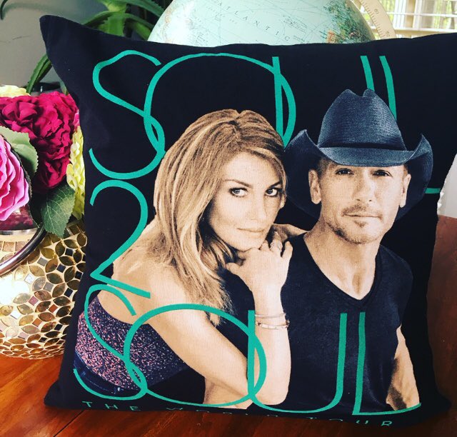 memories_mama's tweet image. New memory pillow made from a concert tee! 

#memorypillow #memorypillows #timmcgrawandfaithhill #timmcgrawconcert #timmcgrawfans #winner #soul2soultour2017 #faithhill #giveaway #gift #concerttee #concert #teetransformation #FridayMorning #friyay #Friyay #handmade