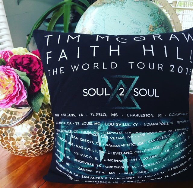 memories_mama's tweet image. New memory pillow made from a concert tee! 

#memorypillow #memorypillows #timmcgrawandfaithhill #timmcgrawconcert #timmcgrawfans #winner #soul2soultour2017 #faithhill #giveaway #gift #concerttee #concert #teetransformation #FridayMorning #friyay #Friyay #handmade