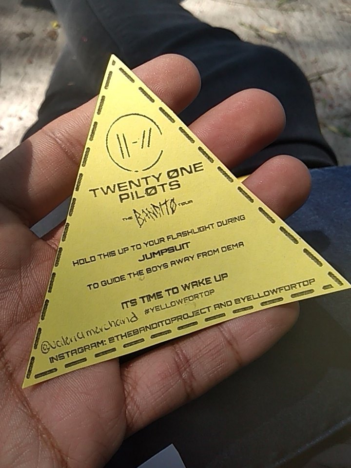 SamAbraham_'s tweet photo. @BanditoTourProj someone just handed me this in the queue 💃

#YellowForTop https://t.co/xjt8XGMLyP