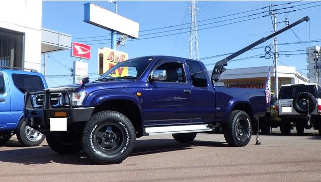 個性的な車を偏見で紹介するbot tweet media