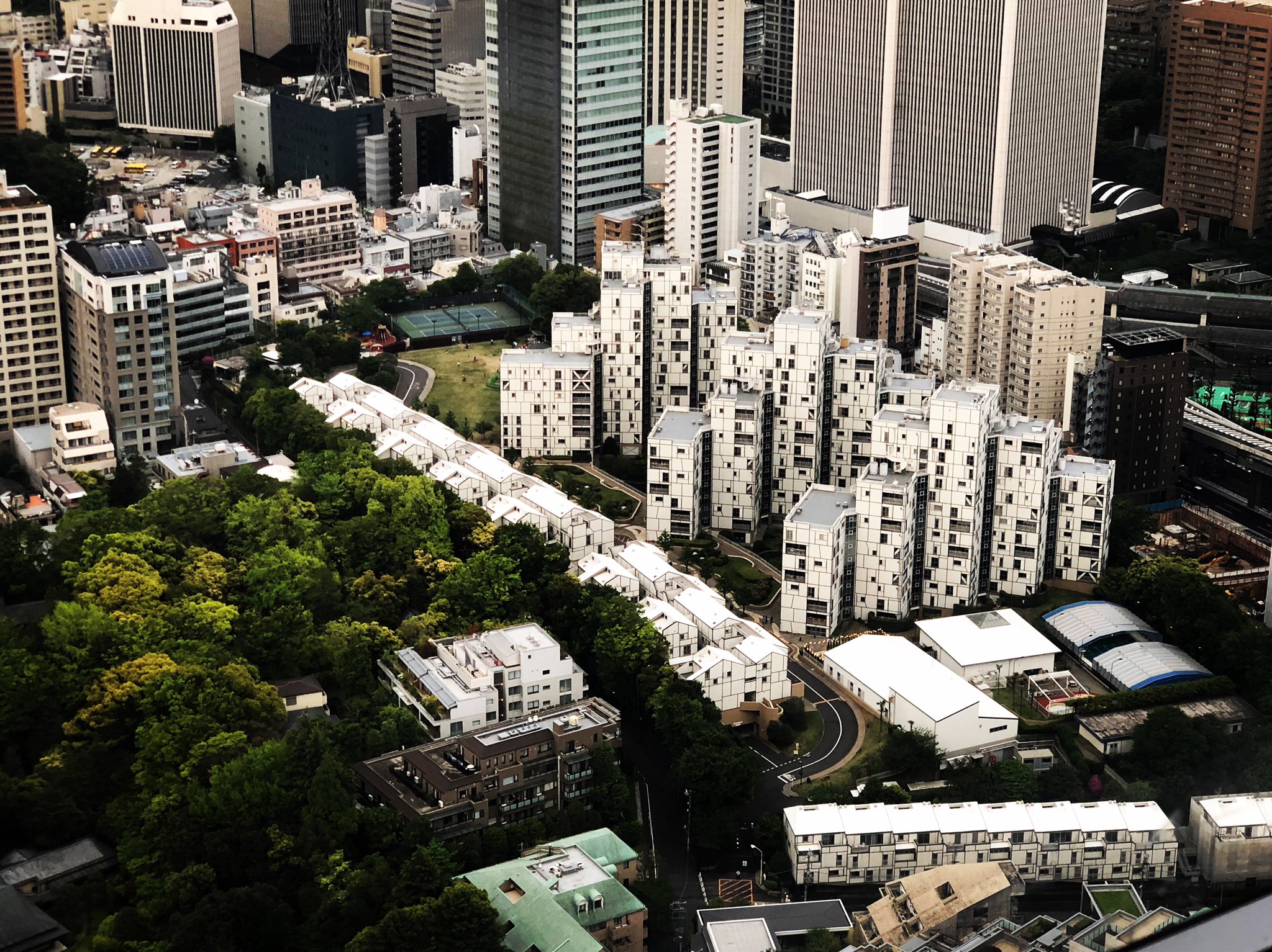 高安重一 ミッドタウンの上から東京の街を見てたら明らかに他とは違う際立った一群 まるで模型のように見えるアメリカ大使館の職員宿舎ですが 下から見るよりもいいかも アメリカ大使館宿舎 T Co Vo5vae2ia1 Twitter