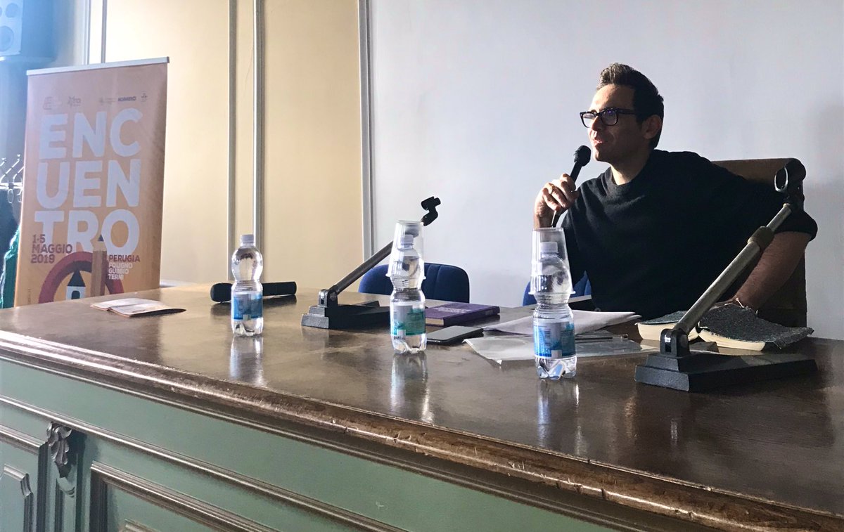 SalonedelLibro's tweet photo. .@NicolaLagioia: vi voglio parlare di un autore che amo, perché lui, Roberto Bolaño, è il più grande scrittore per il ventunesimo secolo, cioè quello che ha incarnato più di ogni altro un nuovo modo di pensare e scrivere. 

Il #SalTo19 a @UNISTRAPG per Encuentro! ♥️ https://t.co/bX4JmAxooI