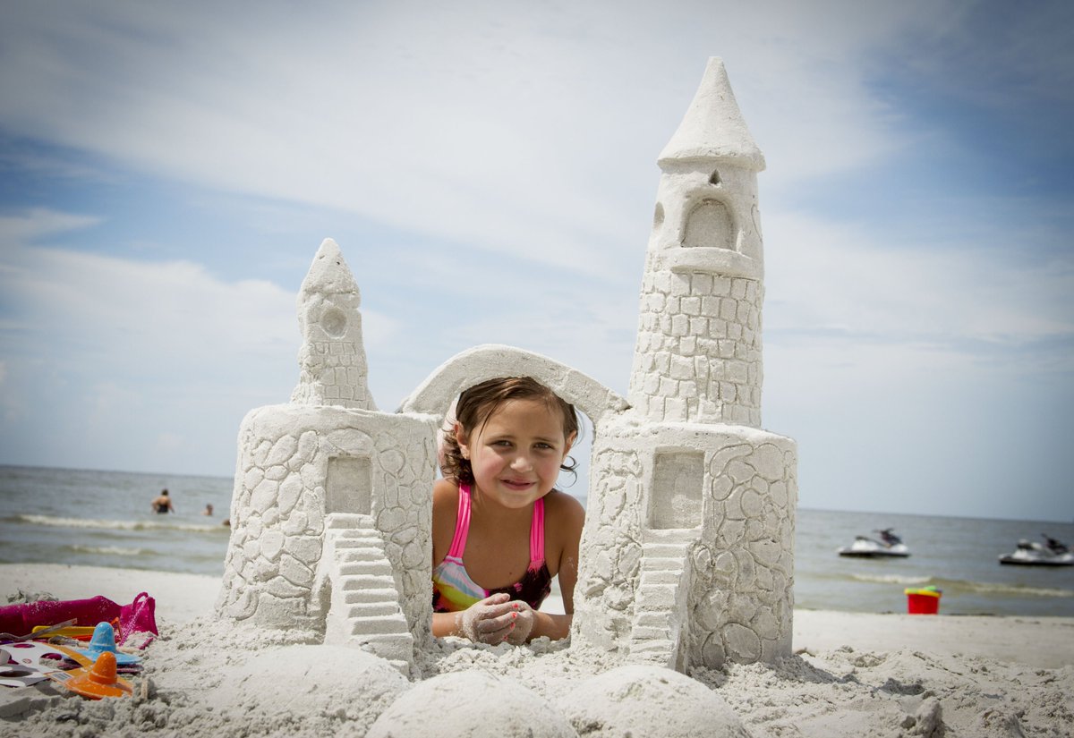 Make a sand castle. Песочные замки детские. Замок из песка. Замки из песка для детей. Песочный замок дети.