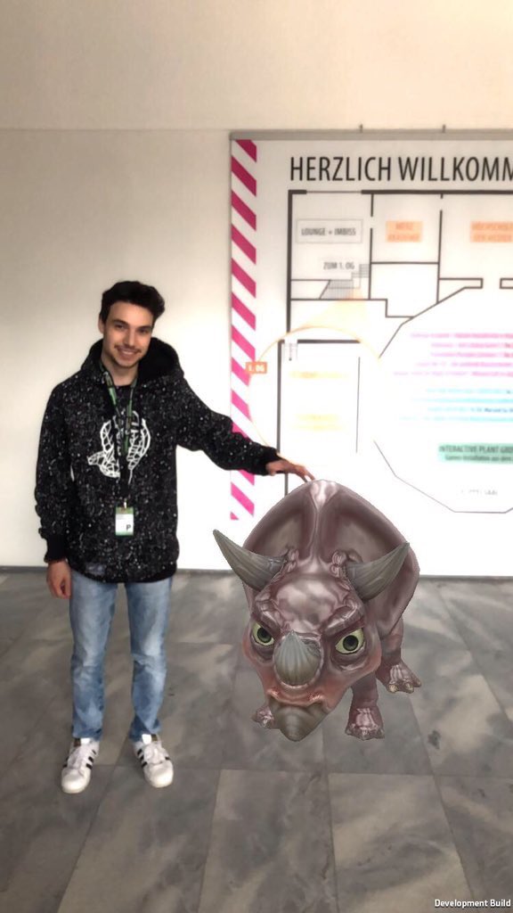 Auch AR Attraktionen wie "Pokemon Go" gibt es hier zu sehen. Mit <a href="/ARfx15/">AR.fx</a> könnt ihr verschiedene Objekte wie Tiere und Pflanzen direkt auf der Straße, allein oder mit Freunden zusammenpuzzeln. Die App erscheint in wenigen Wochen. (A.N)#GameZone #AR #ARfx