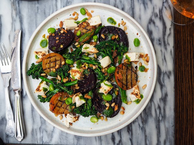 Spring is well and truly here, and we’re making the most of the season's fresh flavours with our Motcombs vegan special: tofu, broccoli, beetroot, leaf salad and pesto ❤️