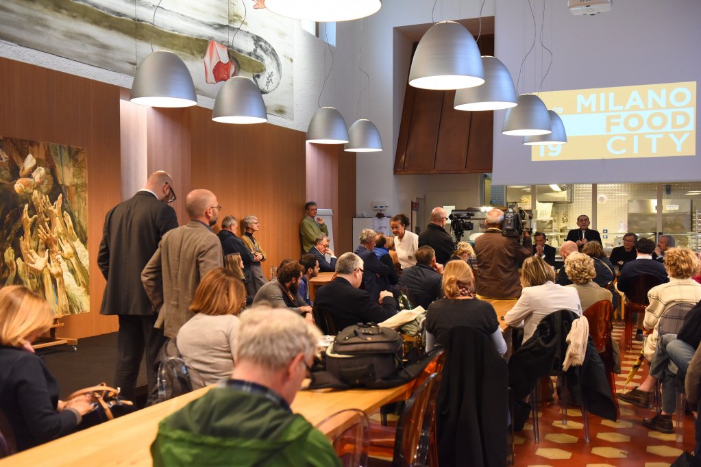 chiesadimilano's tweet photo. Al Refettorio Ambrosiano l'arcivescovo #Delpini e il sindaco @BeppeSala  inaugurano @milanofoodcity 
@perilrefettorio  @caritas_milano https://t.co/l938EO3eT3