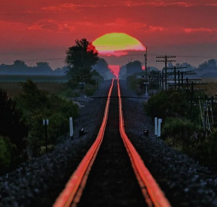 GÜN BİTTİ...!
VEDA VAKTİDİR BATAN AKŞAM 
GÜNEŞINE...
  GÜNEŞİN PEŞINE TAKILIP, 
ARDI SIRA MI GİTSEM..?
HİÇ YORULUP DURMADAN GECE 
BOYU YÜRÜSEM, 
AHH BİR DE..! YOLUN SONU NEREYE ÇIKIYOR BİLSEM, KAFA DAĞINIK BİLMİYORUM Kİ 
        NE  ETSEM..
  HAYIRLI AKŞAMLAR..🌹