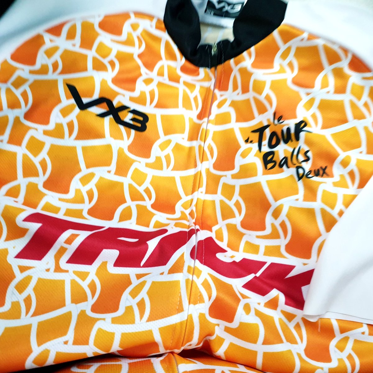 This has just got serious! I've just been handed my @ItsInTheBag cycle Jersey for tomorrows  300 mile cycle ride over 3 days together with 23 riders for Testicular cancer
Over £1200 so far &amp; every penny raised will save a young man's life 😎🧡 

letourdeballsdeux.everydayhero.com/uk/the-coach