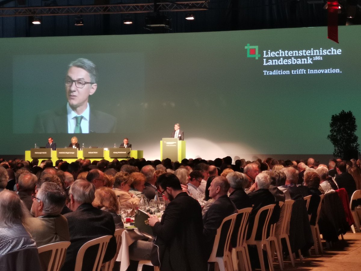 LLB_AG's tweet photo. Group CEO Roland Matt gratuliert dem LLB Asset Management: "Im April durften wir den Lipper Fund Award Europe für das beste Fondsmanagement über alle Hauptanlageklassen entgegennehmen. Damit haben wir in der Königsdisziplin den Europameistertitel gewonnen!" #LLBAG #GV https://t.co/EZlYgeHufK