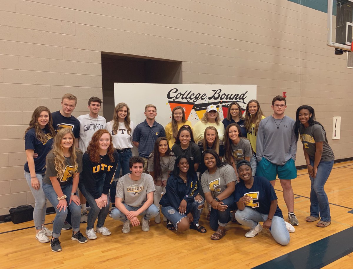 p_a_perkins's tweet image. Me and our future UTC Mocs! @UTChattanooga @SiegelHighStars 
Very proud of these seniors 💙💛🎓
1️⃣5️⃣days to graduation! #collegebound