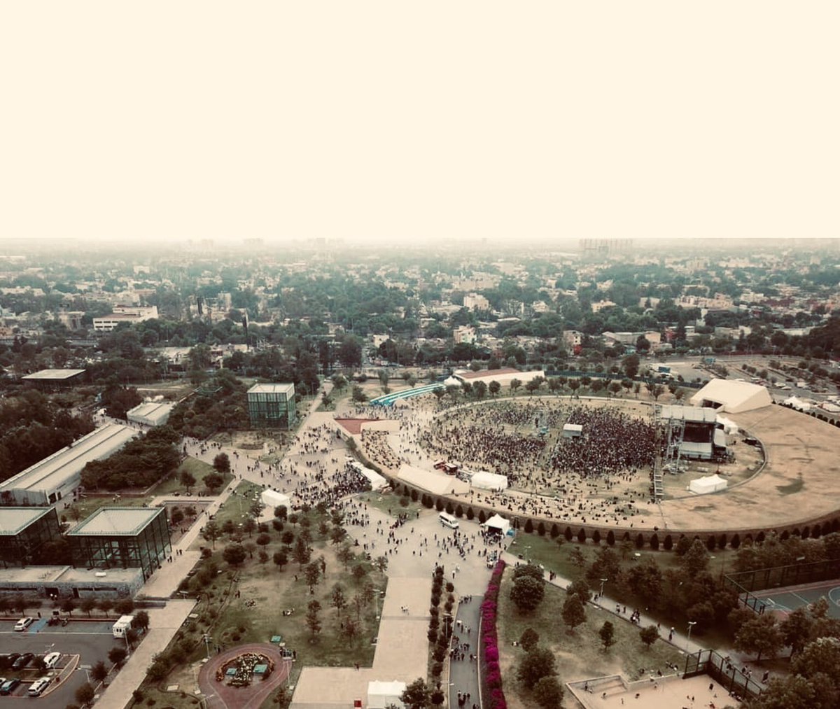 Performing last night to a crowd of 30K.
Headlining #TierraBeat Fest 2019 with <a href="/holliecookie/">Hollie Cook</a> | 🇲🇽 MEXICO CITY 🇲🇽