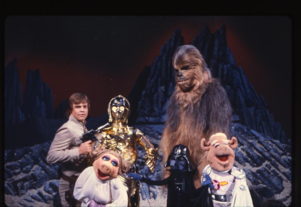 TheMuppets's tweet photo. We will miss dear Peter Mayhew, who came to visit us on #TheMuppetShow with his good friend #Chewbacca and remained our friend all these years. The galaxy is smaller without you, Peter. Thanks for all the Wookiee hugs. https://t.co/8148f8YRLX