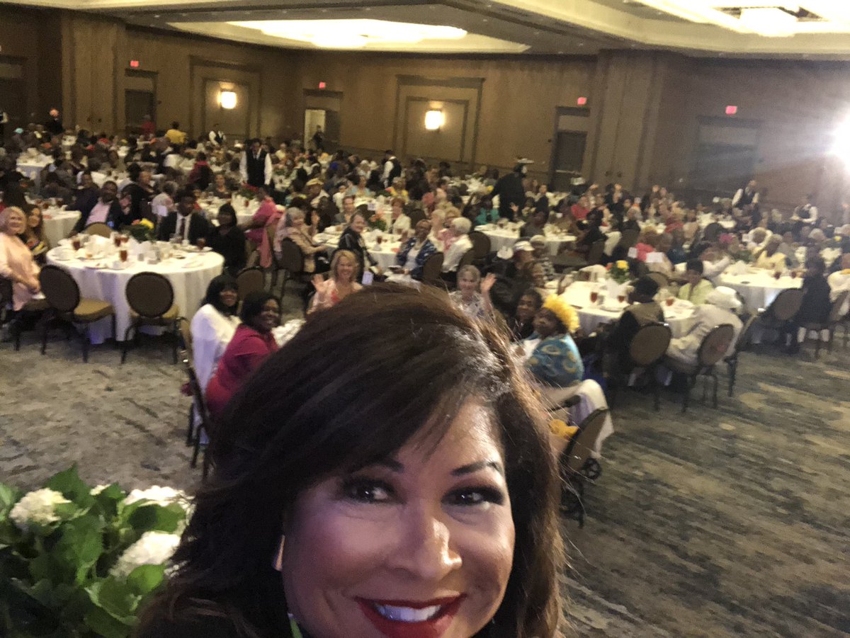 ClariceFox4's tweet image. MC Selfie with 800 Super Senior Moms &amp;amp; Bennie Wheels as “Johnny Cash”. Great event @DallasParkRec @SheratonDallas