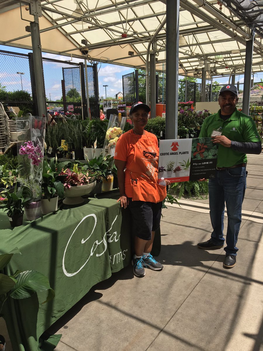 ddavis_m's tweet photo. P:A:R:T:Y in the garden center! @RyanHallTHD804 @misshd03 @GriffinAgriffin @MetrolinaGHS @PPSinHD @CostaFarms @CorryMiller4 @CherieVelez75 @ChrisBergHD @Saramtej @DanStuppiello #vendorunity https://t.co/69qHSkBw5c