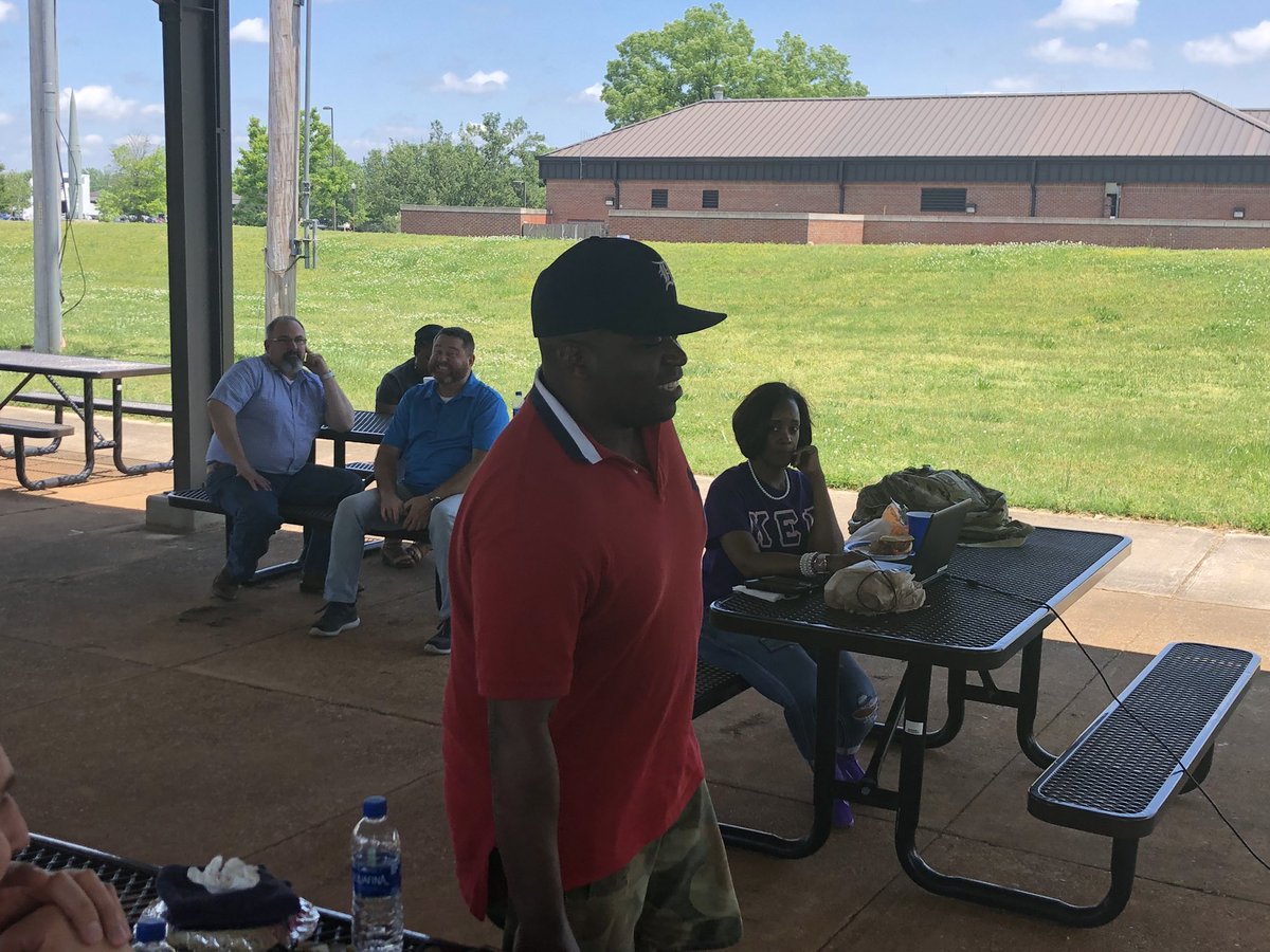 2_MRB_USAREC's tweet photo. @USAREC_CG @usarec @MRB_USAREC
Getting our training in while enjoying this beautiful Alabama day
#canwehaveclassoutside https://t.co/rSgghhaaee