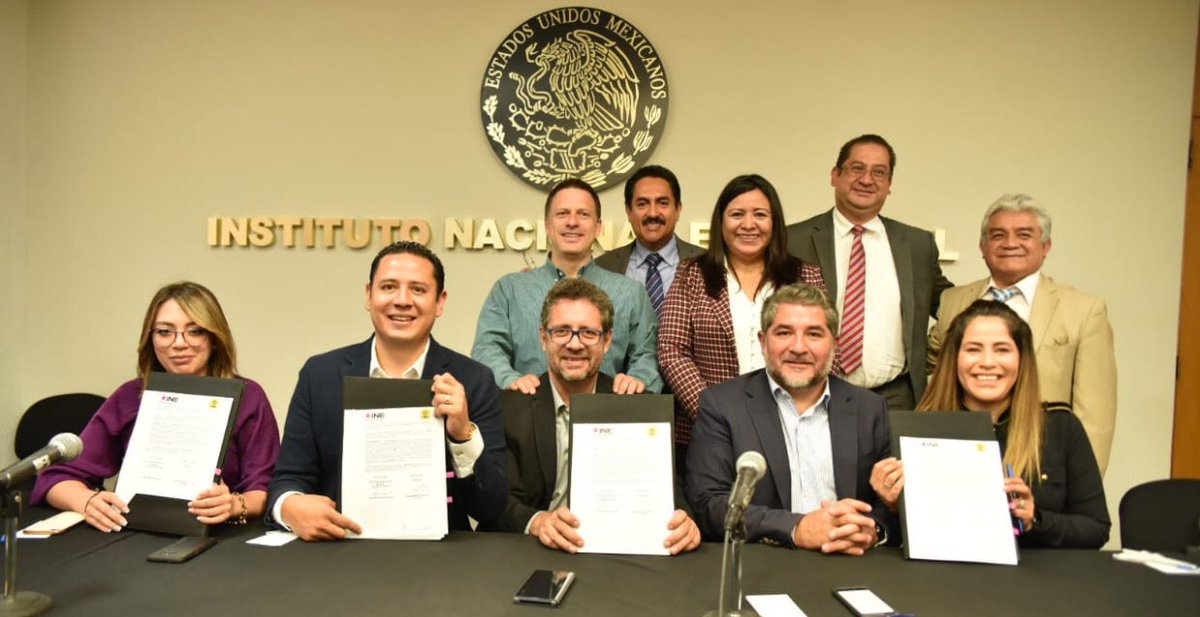 México: Firma <a href="/fanysantiagof/">Fany Santiago</a> y @AngelAvilaPRD de la Dirección Nacional Extraordinaria del <a href="/PRDMexico/">PRD</a> convenio de apoyo y colaboración con el <a href="/INEMexico/">@INEMexico</a> para dar inicio y certeza al proceso de afiliación