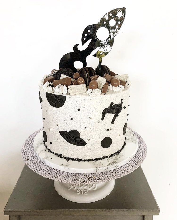 Did you know we make bespoke cake toppers for all occasions? 

Get in touch if you have an idea you'd like made!

Amazing cake by It's not just cake itsnotjustcake.co.uk

#caketopper #cakedecorating