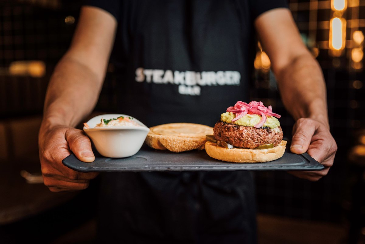 No hay sensación comparable al subidón que experimentas cuando ves al camarero acercarse con el plato de tus sueños 🍔💕. ¿A qué esperas para venir a vivirla?
.
.
.
#ElTemplodelaCarne #LetsMeat #SteakBurger #Madrid #Murcia