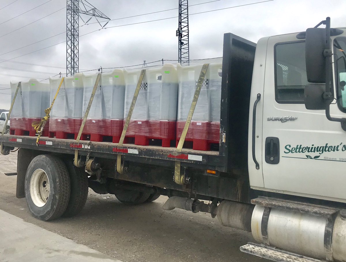 Setteringtons_F's tweet photo. These totes of Roundup Xtend totes are flying out the door at record place. @Bayer4CropsCA https://t.co/DKXAz4c6Mq