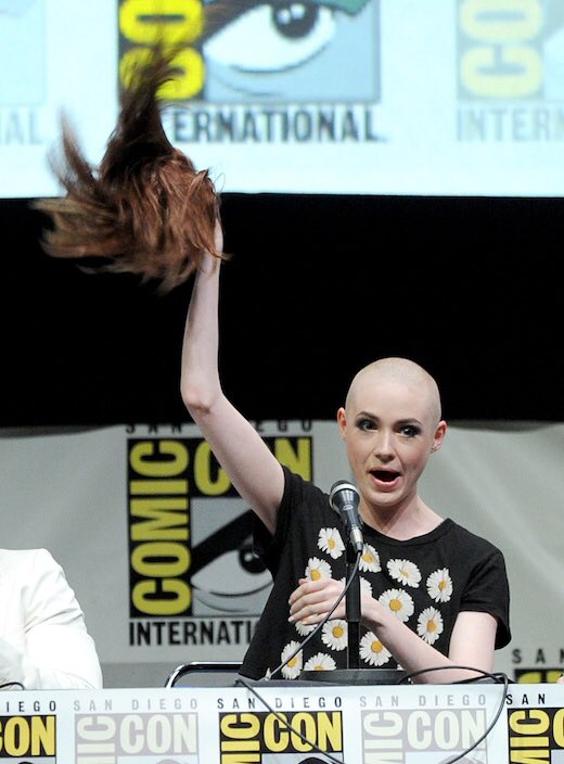 hollomanbeaIs's tweet photo. there’s no comic con memory more iconic than when karen gillan revealed she shaved her head for the role of nebula https://t.co/aPfb3kPi8z