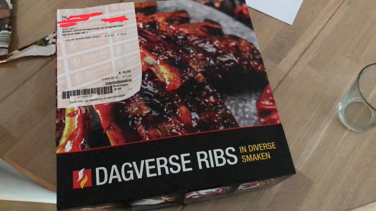 - ding dong
- “huh, wie kan dat zijn”
- loopt naar de deur half in pyjama
- HOI EET SMAKELIJK
- uh, ik heb niks besteld
- “dit is toch de ###straat ###”?
- ja klopt.
- “er staat een tekstje bij”
- oh god, geef maar dan

☝️collega van <a href="/B2DesignNL/">B2Design BV</a> die ziek is en niet mee kon eten.