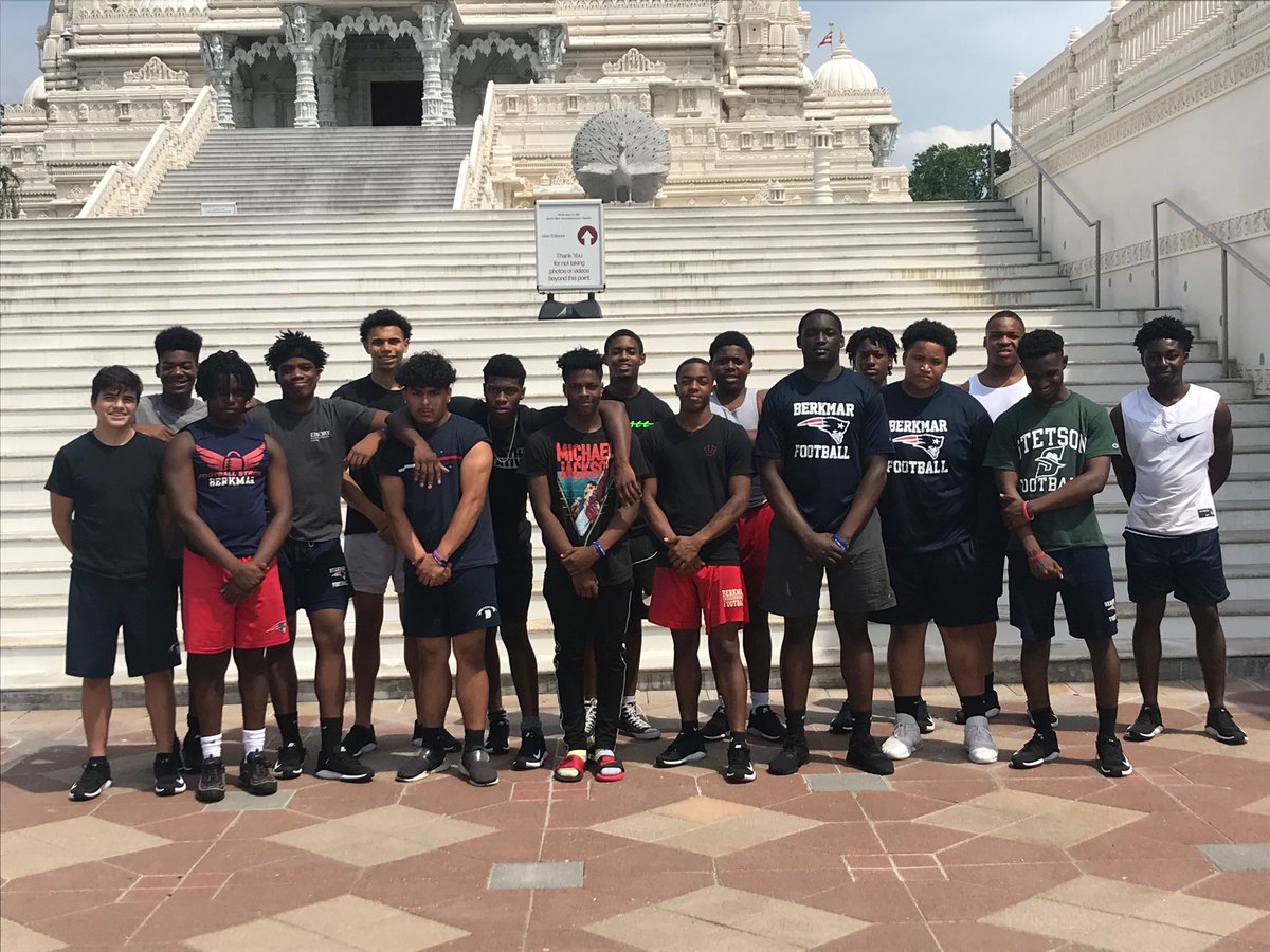BerkmarFootball's tweet photo. Some of the Patriots helping out in the community! #PatriotPride #PatriotsGiveBack #Brotherhood #FamilyForever https://t.co/8s0p5DYjj3