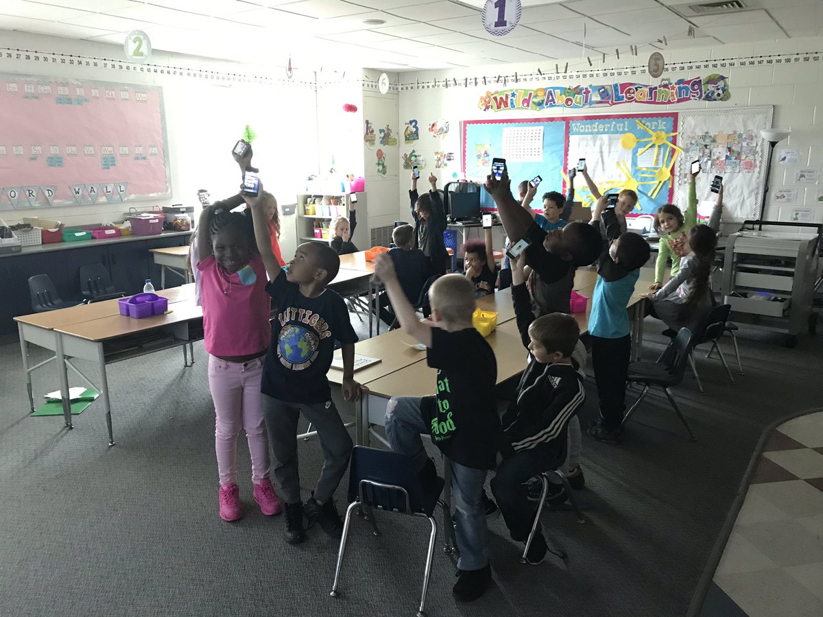 TaftGalloway's tweet photo. When you can’t go outside for recess we get out the Ipods! https://t.co/EUD2gIaWQw