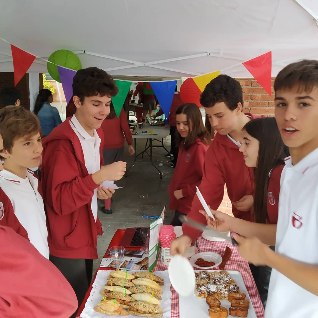 PadreDamianSSCC's tweet photo. Els alumnes de #3resopd han presentat les rutes gastronòmiques 🥞🧀🥘🥗🥮, culturals 🏛️🏗️🏟️🏰 i de lleure i aventura 🚣 a la seva #firadeturisme muntada des de #projectespd A partir d'avui coneixem més que ens ofereixen les diferents comunitats autònomes! https://t.co/82WnktZgx7