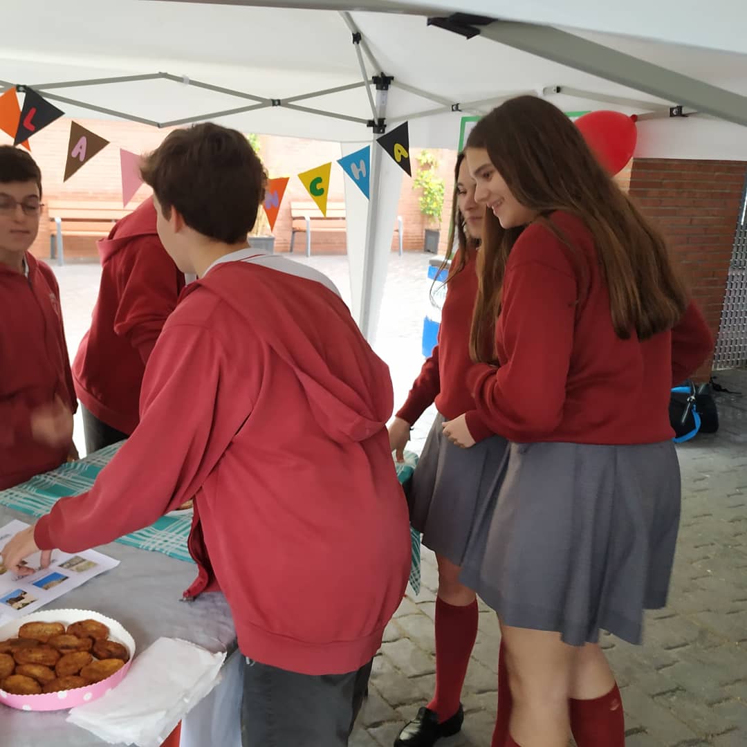 PadreDamianSSCC's tweet photo. Els alumnes de #3resopd han presentat les rutes gastronòmiques 🥞🧀🥘🥗🥮, culturals 🏛️🏗️🏟️🏰 i de lleure i aventura 🚣 a la seva #firadeturisme muntada des de #projectespd A partir d'avui coneixem més que ens ofereixen les diferents comunitats autònomes! https://t.co/82WnktZgx7