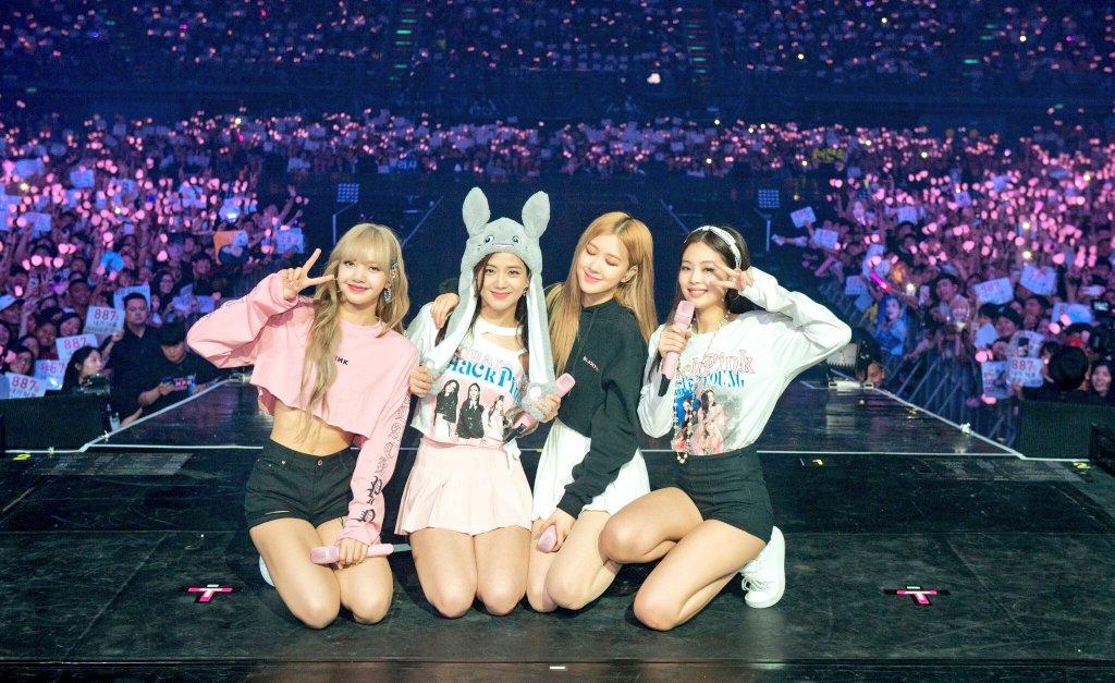 addictedforlisa's tweet photo. Son lo mejor que me paso en el mundo entero. Gracias por hacerme felíz cada día, le debo tanto amores.

Las amo mucho bebitas.
 #1000DAYSWITHBLACKPINK https://t.co/juNVJpnpfK