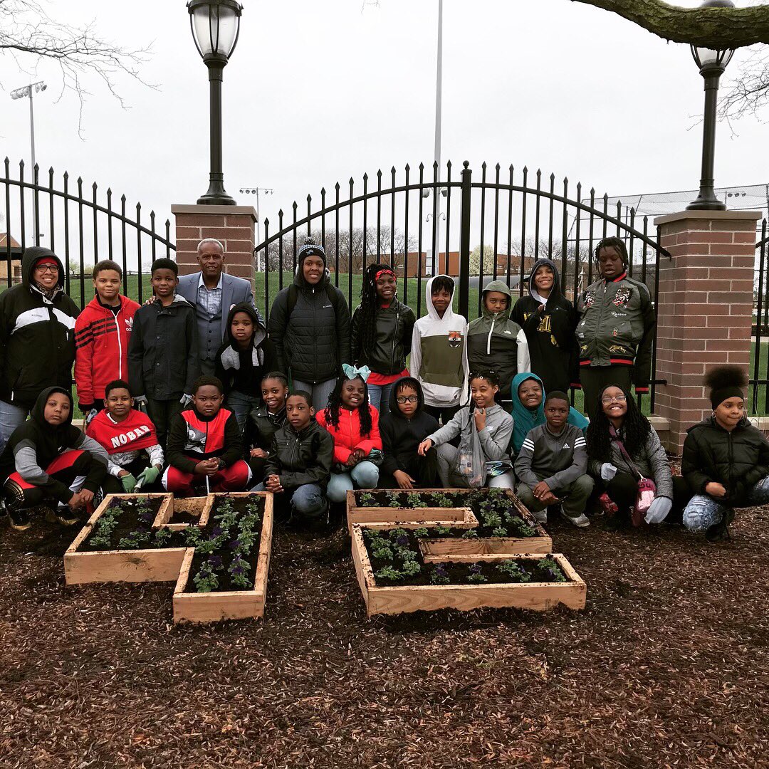 markmurray435's tweet photo. Better World Day at UPA Mark Murray. We made a special #42 flower bed to honor Jackie Robinson, a legend who changed the world with his determination to break barriers for future African American athletes. @ELeducation @UPrepSchools #BETTERWORLDDAY https://t.co/Ot7r6aZpXy