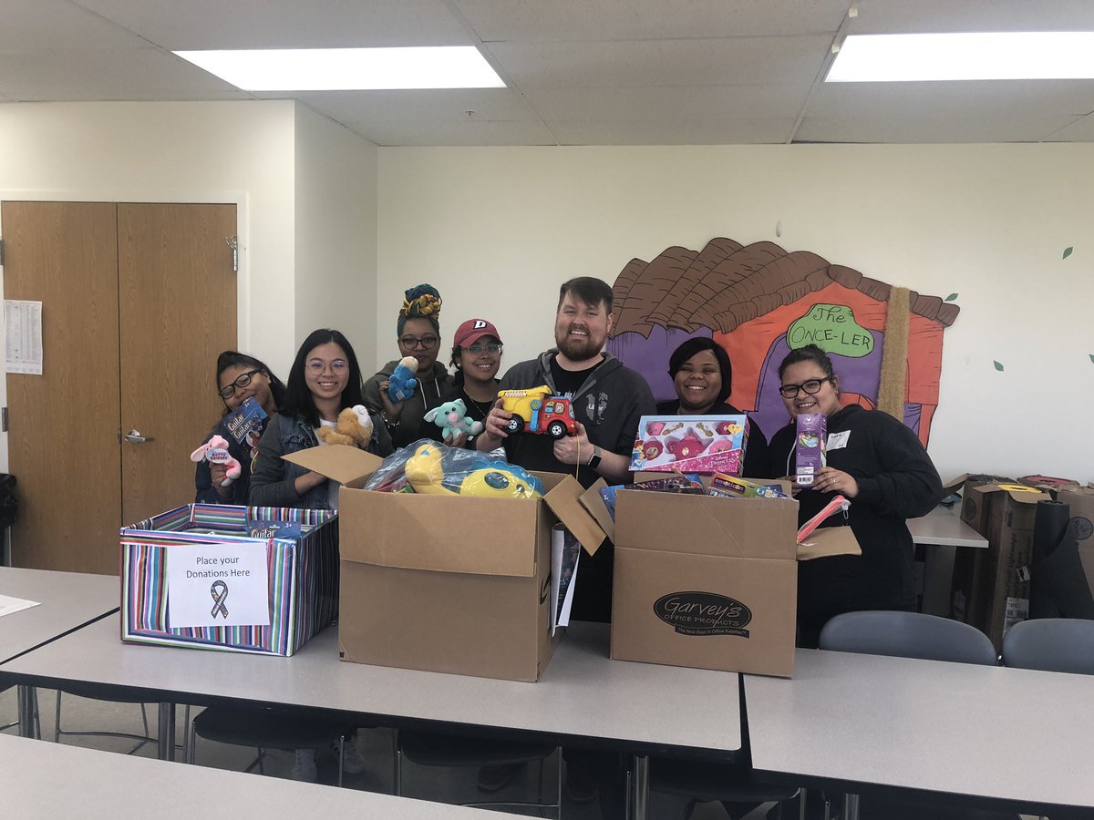 _ChelleyChelle's tweet photo. My autism awareness event went beautifully. My Uber family and I went to El Valor Guadalupe Reyes Center here in the Pilsen Neighborhood. We’ve managed to get over 300 toys (250 was the goal, crushed it!) for the kids. 🤗 #Uber #UberInTheCommunity #AutismSpeaks #UberABLE https://t.co/WKx6fx2pvD