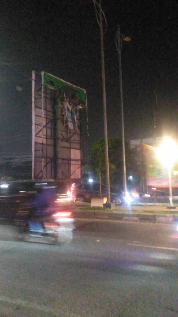 Delta_tofu's tweet photo. Heran.....pd takut amat liat spanduk😡😡 baru semalam terpasang di 3 titik. ini malam dilihat sdh tdk ada lagi. Buat yg nyopotin, tenang ya...stok kt banyak, nnt kita pasang lagi👆👆🇮🇩🇮🇩 https://t.co/jFJg8ejwxQ