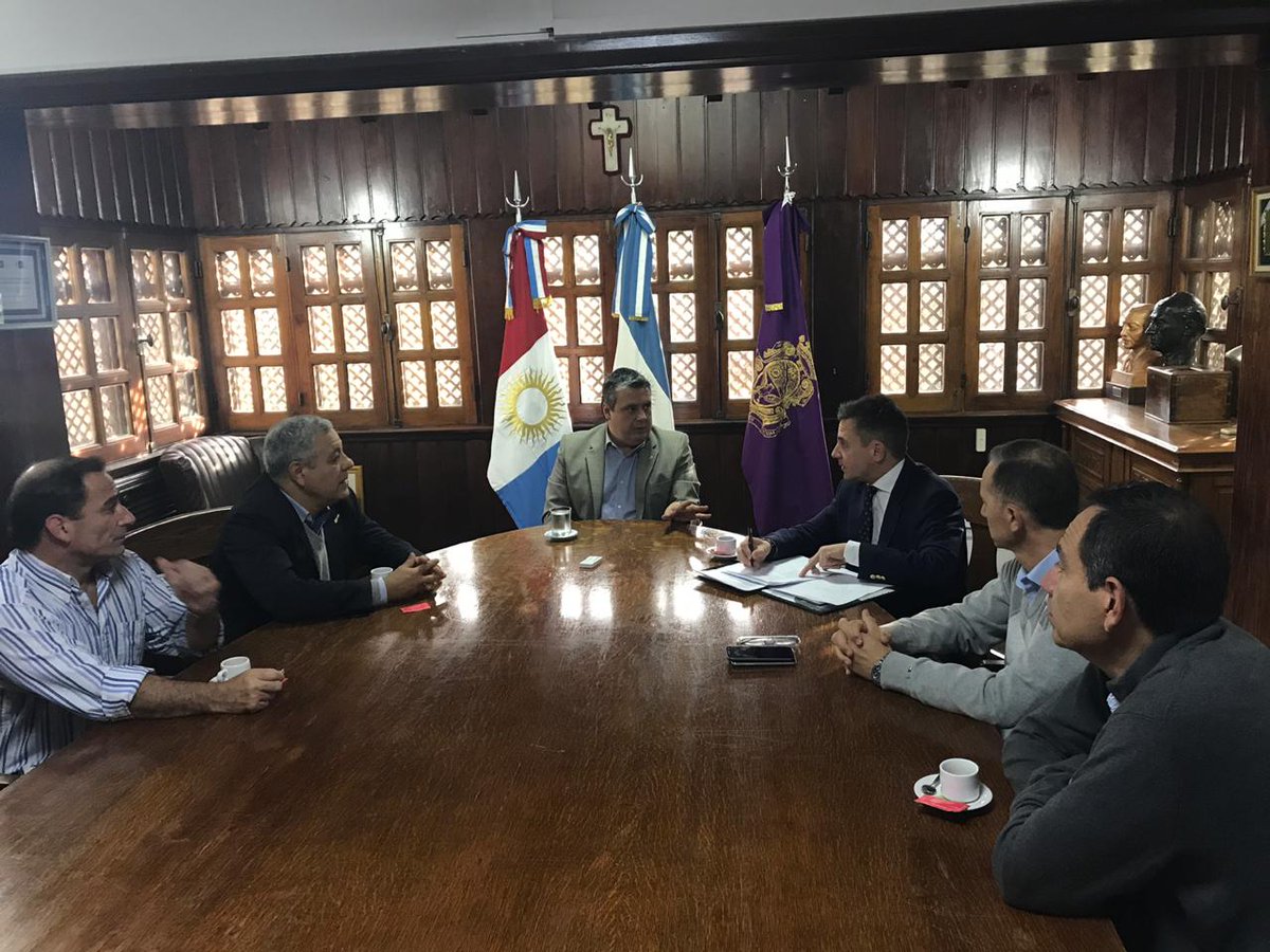MedicasUNC's tweet photo. El Decano Prof. Dr. Rogelio Pizzi se reunió con el Director del Ecodaic Dr. Marcial Angós, en el marco del convenio para la creación del Nuevo Banco Público de Tejido Corneal. 
@ECODAIC #SaludPública #DonarSalvaVidas https://t.co/j7lIriBCbx