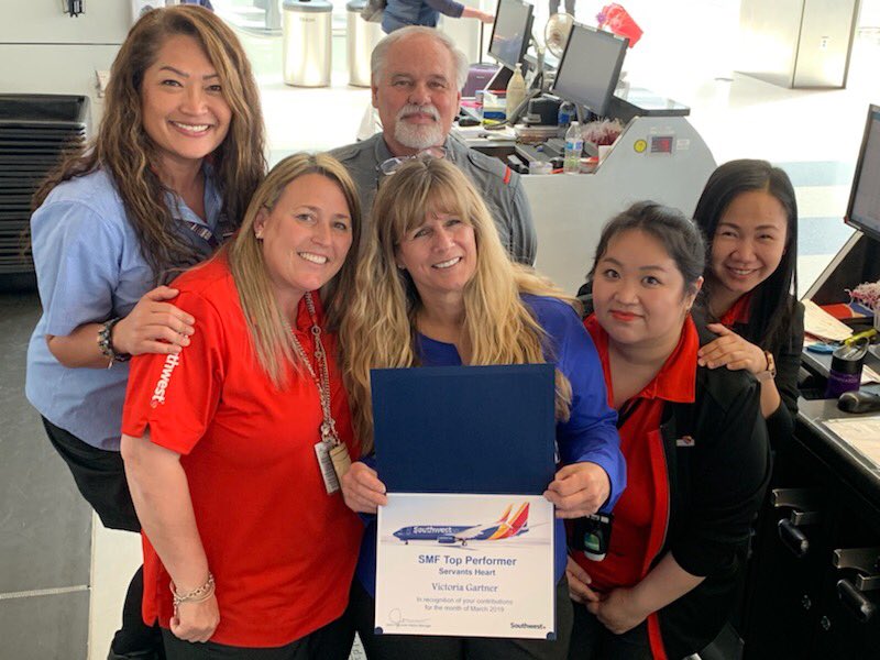 georgiluippold's tweet photo. CSA Victoria receiving Top Performer for March Servants Heart! @SouthwestAir #TeamSMF #Servantsheart https://t.co/jnVq9DV1Ak