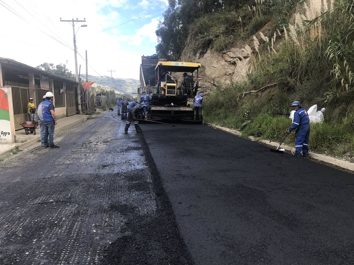 AsfaltarEP's tweet photo. ¡Vamos por buen camino! 👷🏼‍♂️🚘

Brindamos nuestros servicios de provisión de mezcla asfáltica y tendido de asfalto al Consorcio Paute, estamos próximos a culminar el asfaltado de la vía Paute-Bulán-Matrama. https://t.co/3B1n8sEcSf
