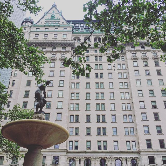 The Plaza Hotel & The Pulitzer Fountain ⛲️ .
.
.
.
#plazahotel #pulitzerfountain
 #⛲ #nycadventures bit.ly/2UYHNTW