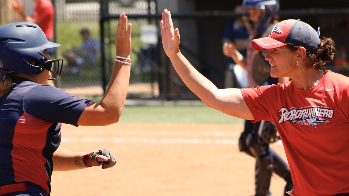 RoadrunnerSB's tweet photo. .@abbyyandersonn_ CRUSHES the second #MSUDinger of the game to make it 4-0!! โค๏ธ๐๐ฅ๐๐ฃ https://t.co/U8cuJIEhio