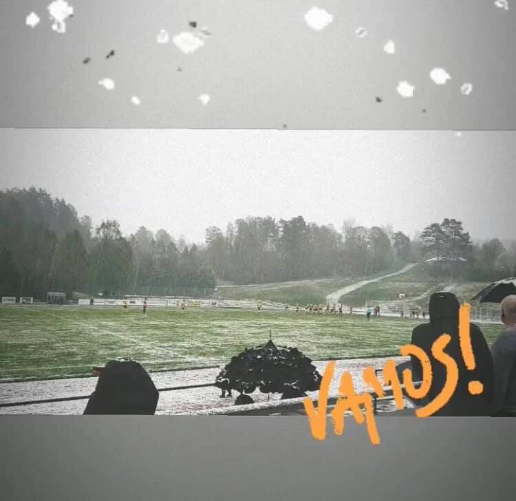 Snöstorm i Fritsla... Hindrade det Curva Vallen från att bränna bengaler  och sjunga i 90 minuter? Nej. Hindrade det FIF från att vinna med 7-2 mot Öxabäck? Gissa själva era bondlurkar.🧡🖤🧡🖤