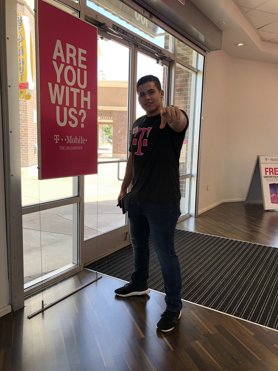 All smiles over here at Reed &amp; Harbor, <a href="/giuseppetmo/">Giuseppe</a> welcoming 6 new customers. Stop by at Reed Ave &amp; Harbor Blvd were we can make all your dreams come true. #ReedtheBeast <a href="/gjimene7/">Guadalupe Jimenez</a> <a href="/leba99/">Abel Santana</a> @AshmilDhanda <a href="/DerrickSeay1/">Derrick Seay</a> @LeslieJohn214