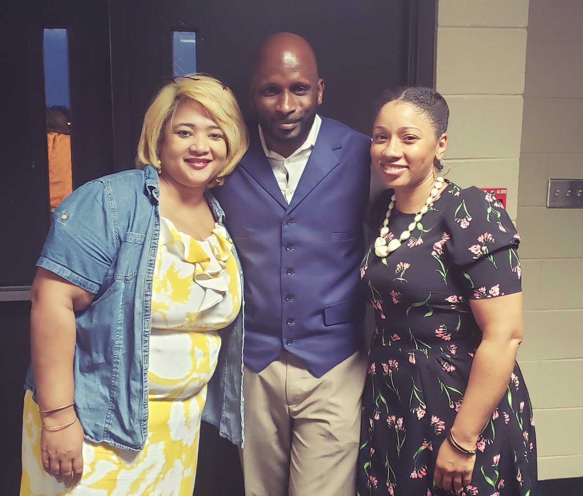 LocketNMediaNet's tweet photo. Always good to catch up with my friends on a Friday night.❤❤
.
#VIP #GetOnTheBus #JLspeaks #lockettinmedia https://t.co/sOeeK3c63j